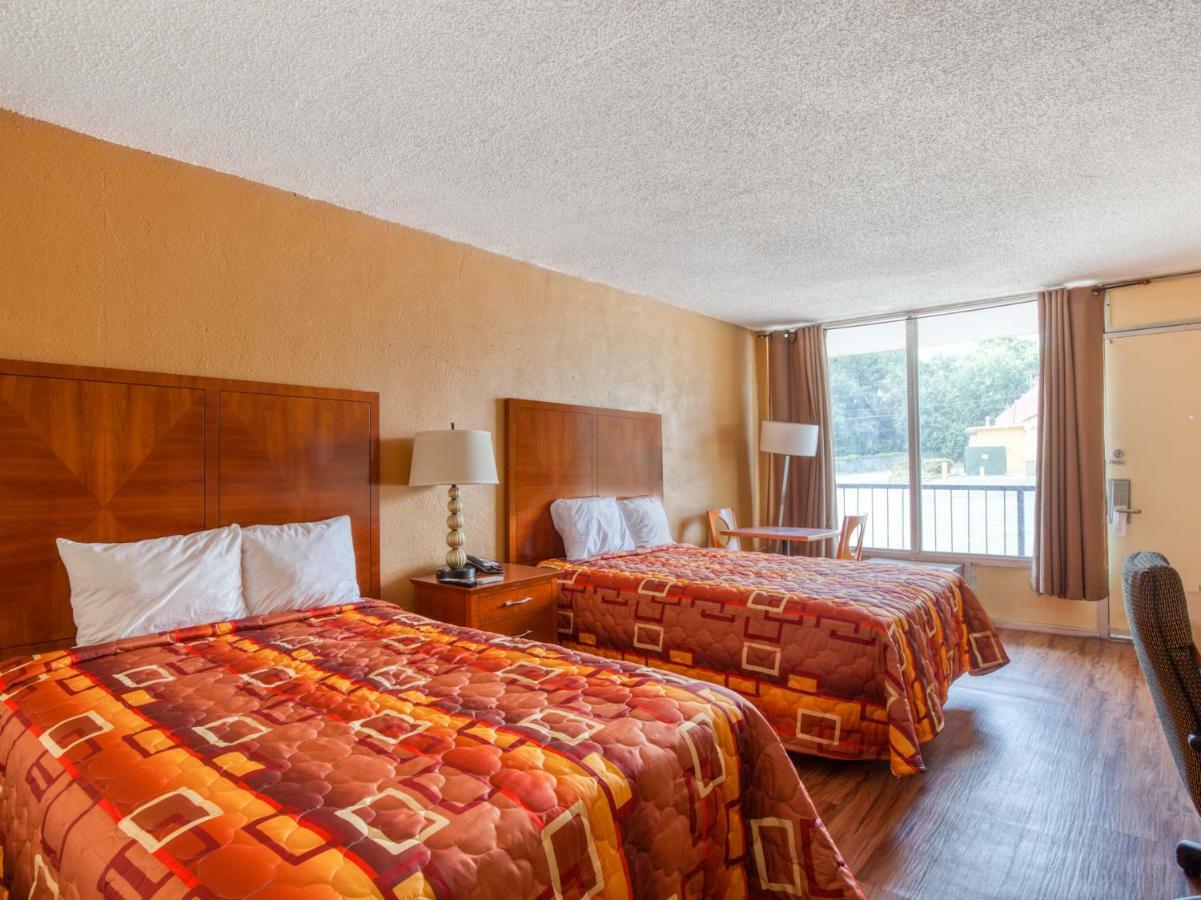 Budgetel Inn & Suites Forest Park Exteriér fotografie