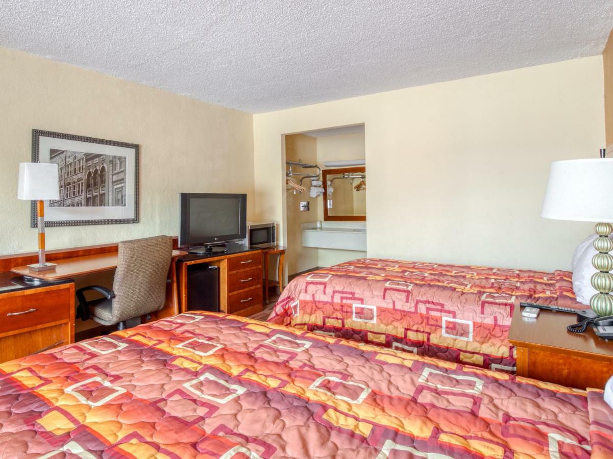 Budgetel Inn & Suites Forest Park Exteriér fotografie