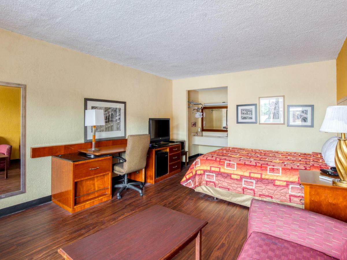 Budgetel Inn & Suites Forest Park Exteriér fotografie