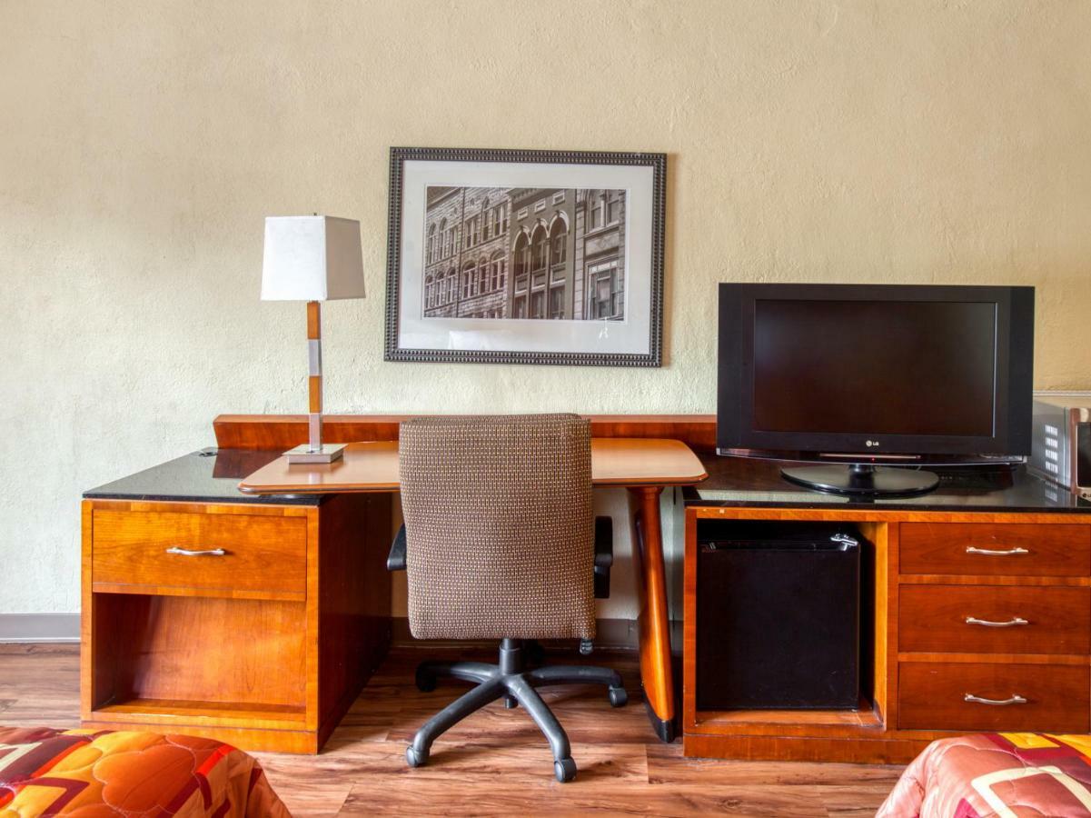 Budgetel Inn & Suites Forest Park Exteriér fotografie